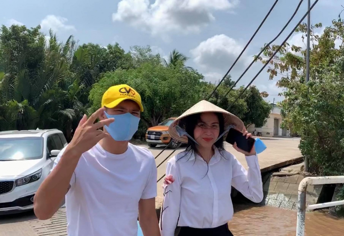Thuỷ Tiên là một trong những ngôi sao Việt tích cực thực hiện các hoạt động từ thiện chung tay giúp đỡ người dân các tỉnh gặp khó khăn.