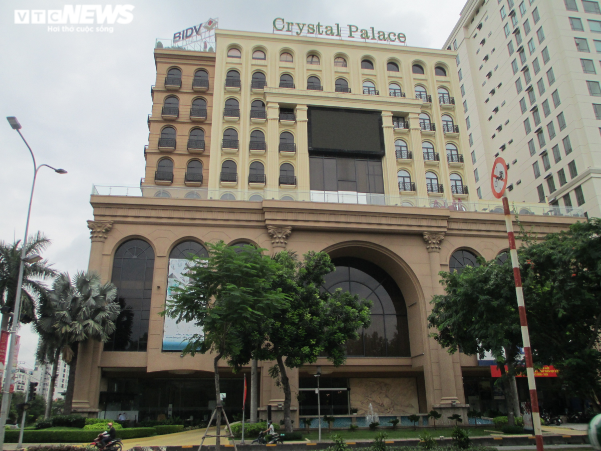 Ngân hàng BIDV vừa rao bán Trung tâm hội nghị tiệc cưới Crystal Palace (Phú Mỹ Hưng, Quận 7) với giá 356 tỷ đồng, giảm khá mạnh so với mức 535 tỷ đồng rao bán cuối năm ngoái.