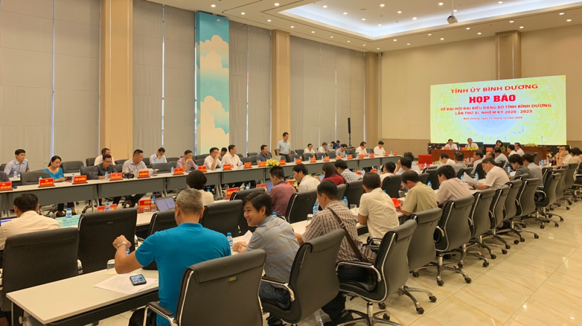 Phóng viên dự họp báo