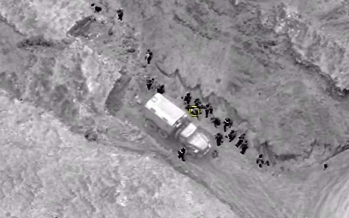 Thổ Nhĩ Kỳ đã cung cấp UAV này cho Azerbaijan – quốc gia đã huy động sử dụng ồ ạt vũ khí này trong cuộc chiến với Armenia/Cộng hòa Artsakh tự xưng ở Nagorno-Karabakh. Trong ảnh là cảnh UAV <a href="/the-gioi/quan-sat/am-anh-canh-azerbaijan-dung-uav-tan-cong-cac-vi-tri-cua-armenia-o-karabakh-787884.vov">khóa mục tiêu</a> lên quân nhân và xe tải quân sự người Armenia. Ảnh: Bộ Quốc phòng Azerbaijan.