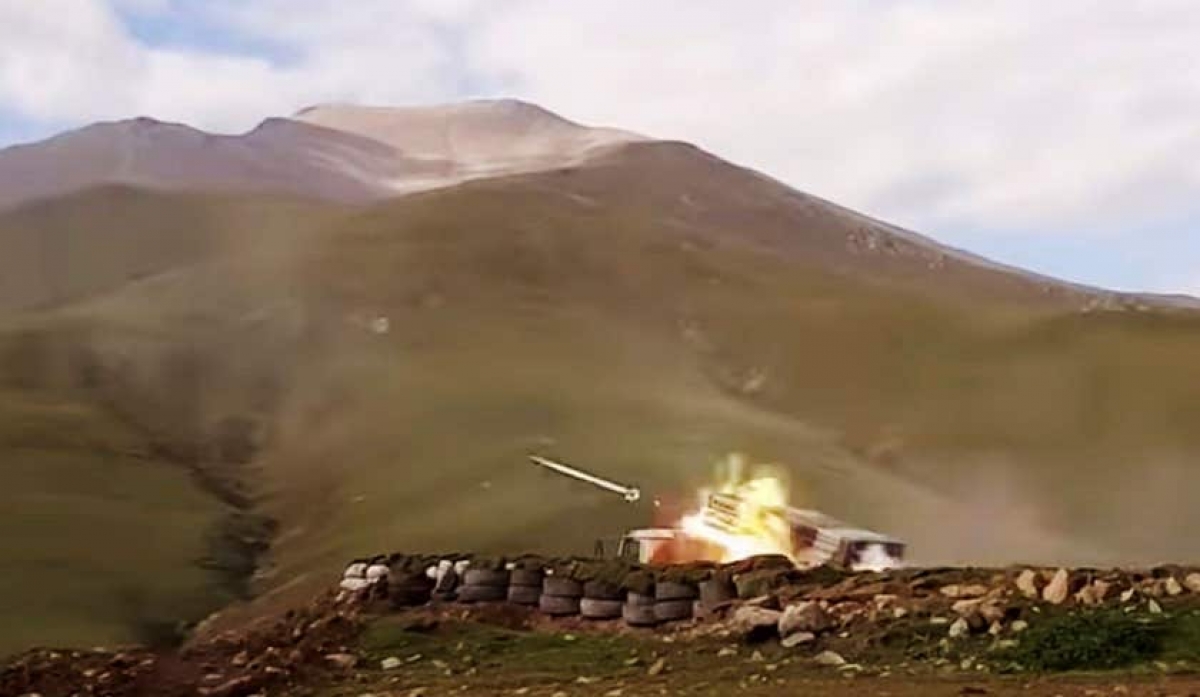 Quân đội Azerbaijan phóng tên lửa ngày 3/10/2020. Ảnh: AP