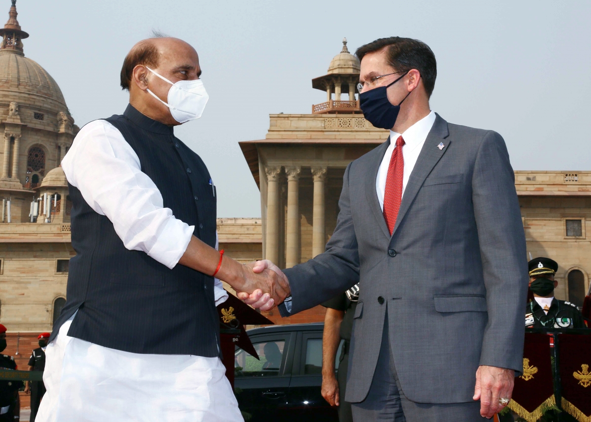 Bộ trưởng Quốc phòng Ấn Độ Rajnath Singh và người đồng cấp Mỹ Mark Esper tại New Delhi ngày 26/10. Ảnh: ANI