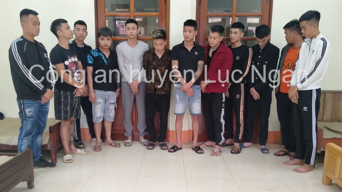 Các đối tượng tại cơ quan công an. Ảnh: Công an Lục Ngạn cung cấp