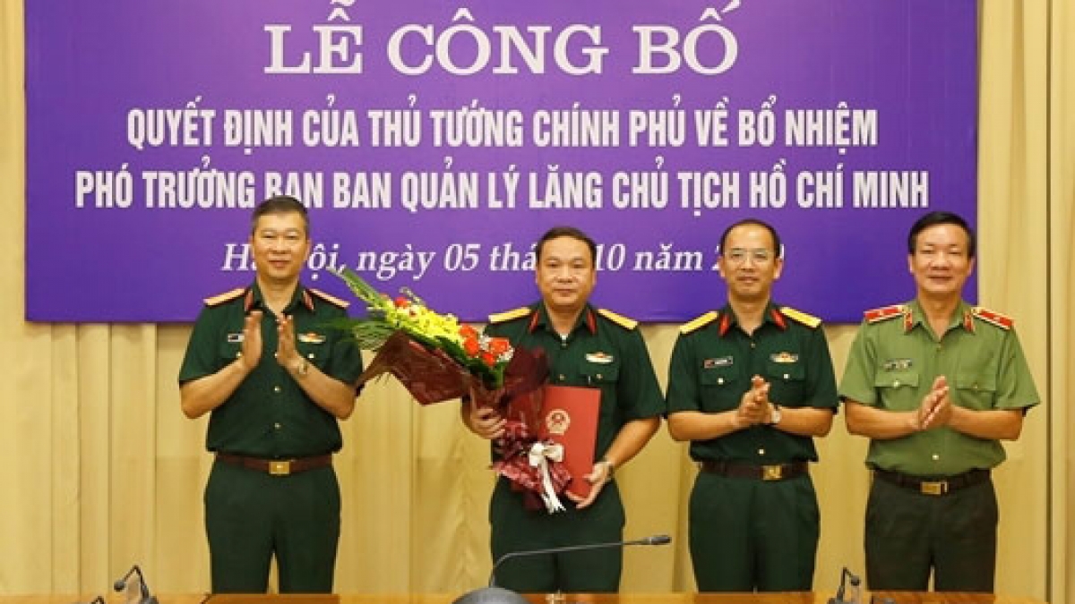 Lãnh đạo Ban Quản lý Lăng trao quyết định và chúc mừng Đại tá Phạm Hải Trung.
