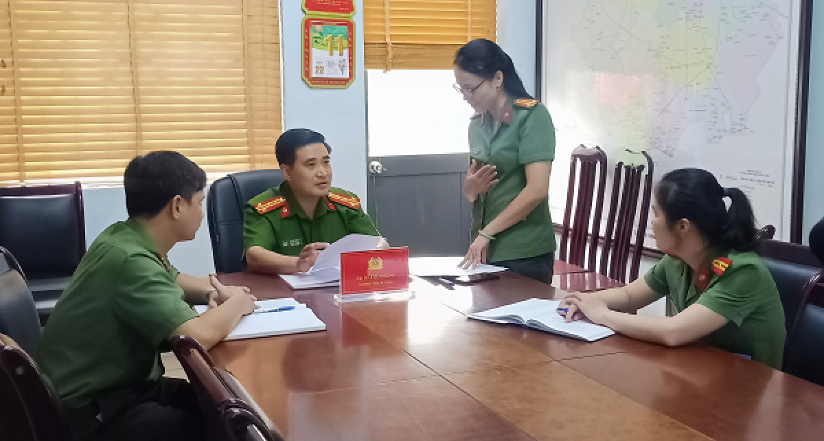 Đại tá Lê Đức Hùng, Trưởng Công an quận Bắc Từ Liêm đang trao đổi với các CBCS