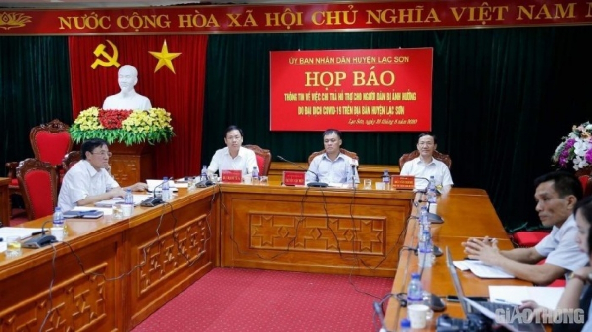 Buổi họp báo của UBND huyện Lạc Sơn về việc tổ chức, cá nhân để xảy ra vi phạm chi trả sai đối tượng bảo trợ xã hội bị ảnh hưởng do dịch COVID-19. (Ảnh: Báo Giao thông)