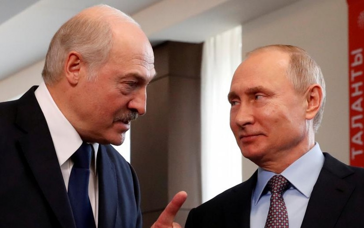 Tổng thống Lukashenko (trái) và Tổng thống Putin. Ảnh: Reuters.