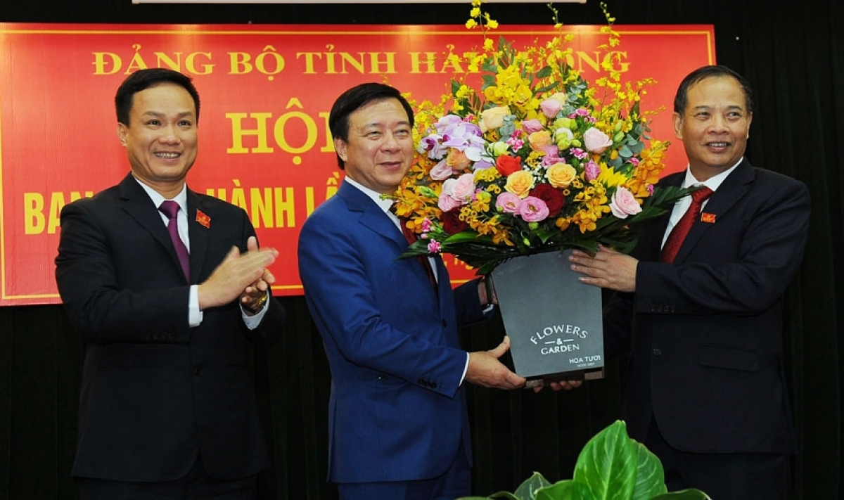 Ông Nguyễn Mạnh Hiển, Ủy viên Trung ương Đảng, Bí thư Tỉnh ủy khóa XVI, Chủ tịch HĐND tỉnh (phải) tặng hoa chúc mừng Tân Bí thư Tỉnh ủy Phạm Xuân Thăng. Ảnh: Báo Hải Dương.