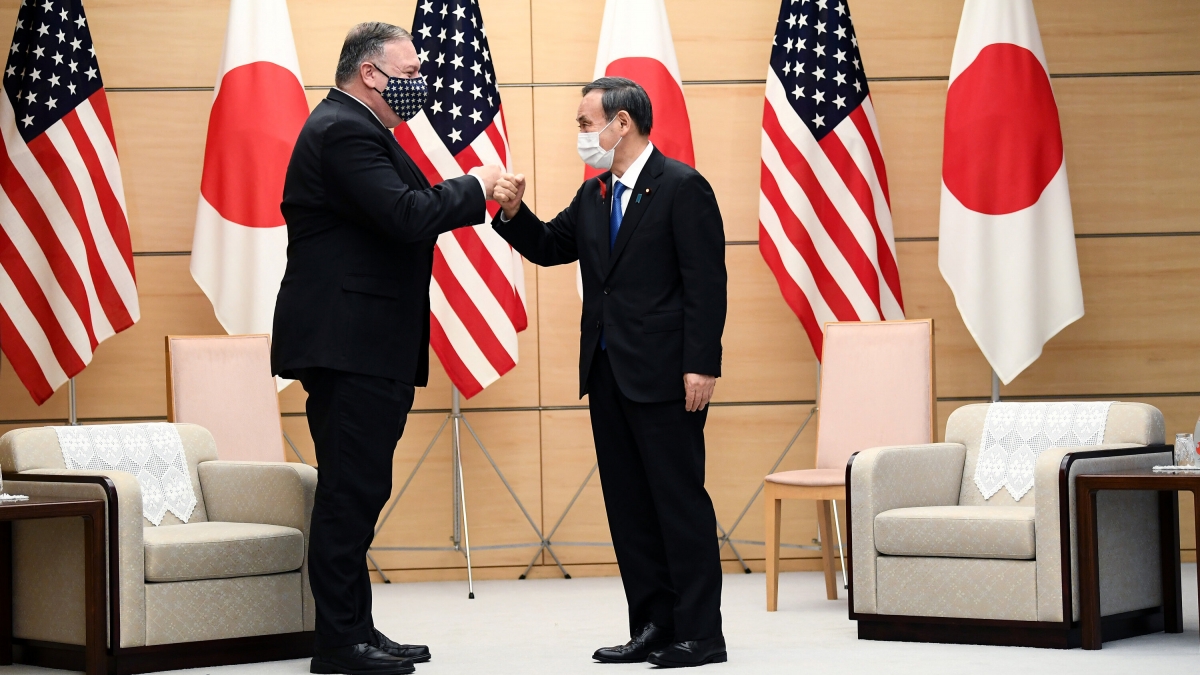 Ngoại trưởng Mỹ Mike Pompeo và Thủ tướng Nhật Bản Yoshihide Suga. Ảnh: New York Times