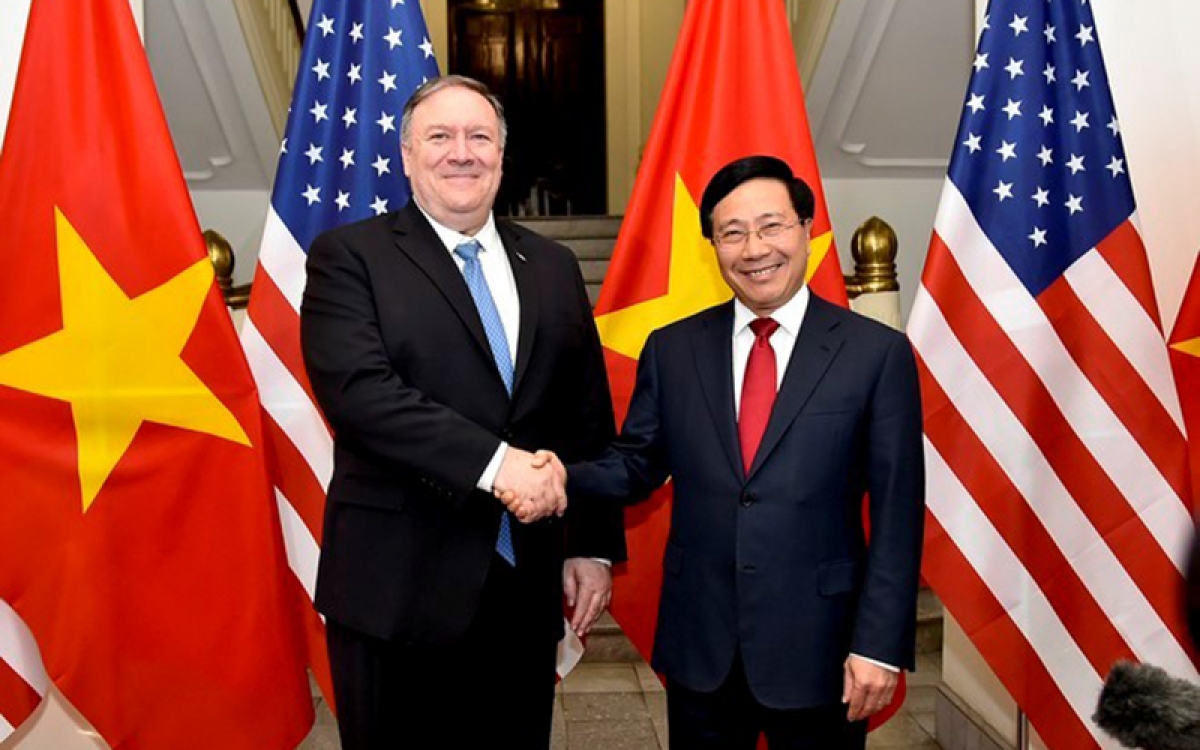 Ngoại trưởng Mỹ Mike Pompeo (trái) trong một lần gặp gỡ trước đây với Phó Thủ tướng, Bộ trưởng Ngoại giao Việt Nam Phạm Bình Minh. Ảnh: Hanoitimes.