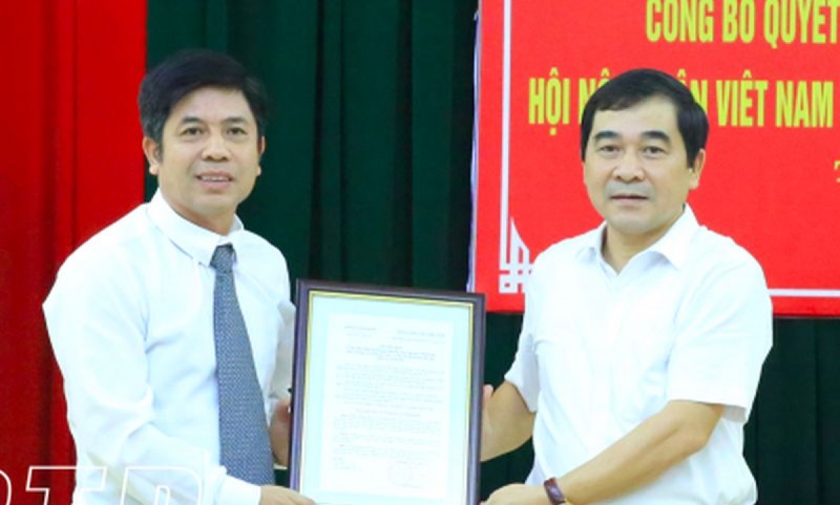 Phó Bí thư Thường trực Tỉnh uỷ Thái Bình (phải) trao quyết định cho tân Chủ tịch Hội Nông dân Thái Bình Lê Hồng Sơn.