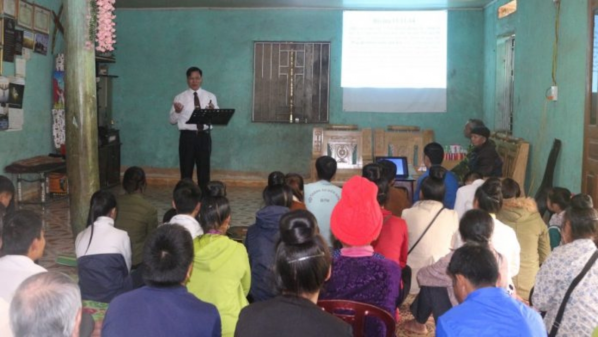 Mục sư Nguyễn Hữu Mạc tại một điểm nhóm sinh hoạt Tin Lành ở tỉnh Sơn La. Ảnh: Tinlanhmienbac.org.
