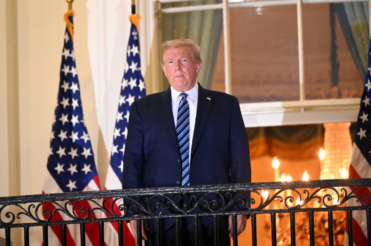 Tổng thống Trump phát biểu từ ban công Nhà Trắng ngày 10/10 (giờ Mỹ). Ảnh: Reuters