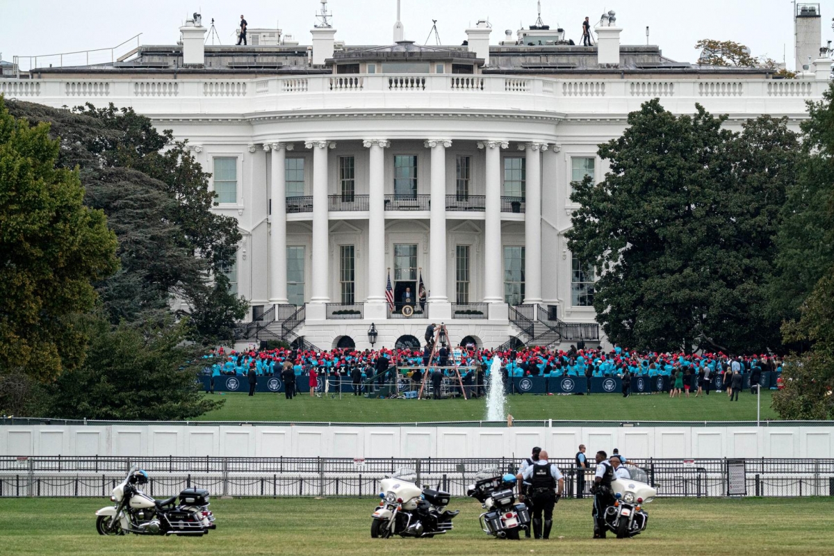 Tổng thống Mỹ Donald Trump lần đầu tiên phát biểu trước những người ủng hộ kể từ khi mắc Covid-19. Ảnh: Reuter