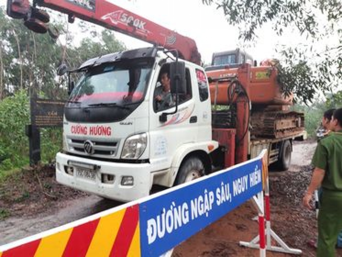 Điều động phương tiện vào hiện trường (Ảnh: CTV)