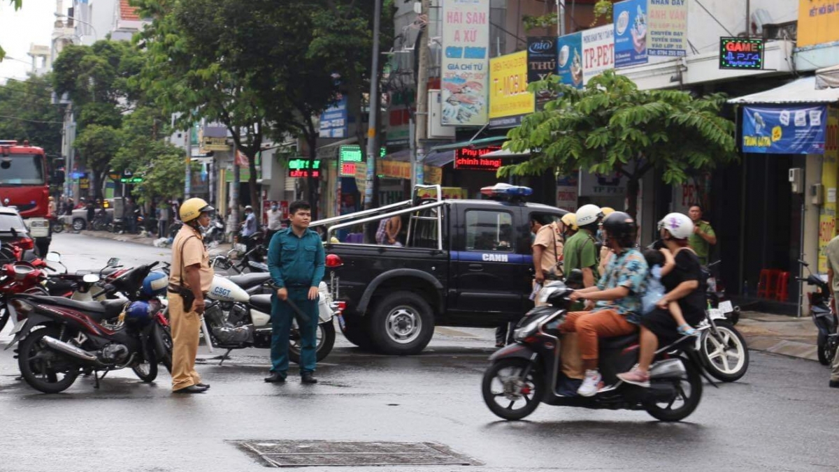 Công an và lực lượng chức năng địa phương phong toả nhiều khu vưc để truy bắt.