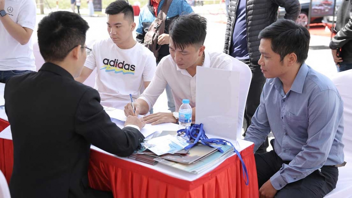 Lượt khách hàng tới đăng ký lái thử xe VinFast tăng nhanh ngay từ khi sự kiện mới bắt đầu.