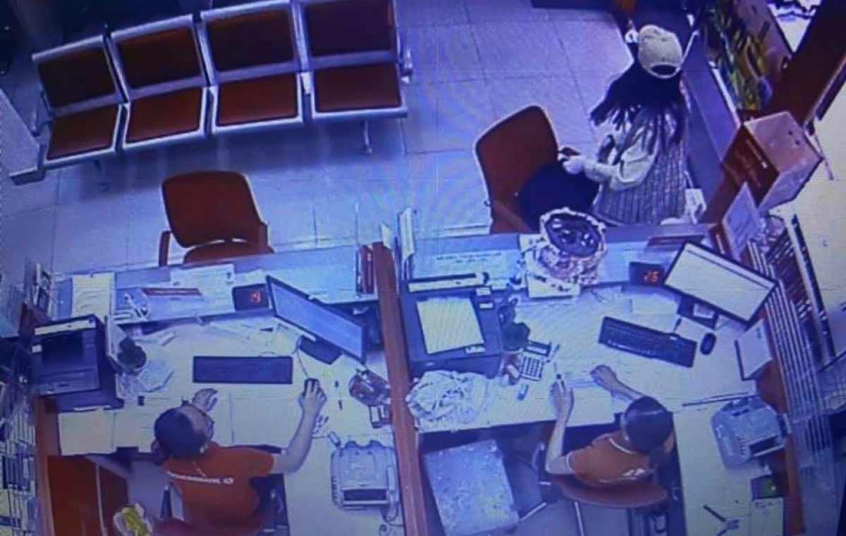 Camera ghi hình thời điểm đối tượng vào chi nhánh ngân hàng, uy hiếp nhân viên cướp hơn 2 tỷ đồng.