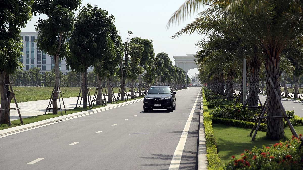 Xe VinFast đầy mạnh mẽ trên cung đường thanh nhã, đẹp như ở châu Âu trong khu đô thị Vinhomes Star City.