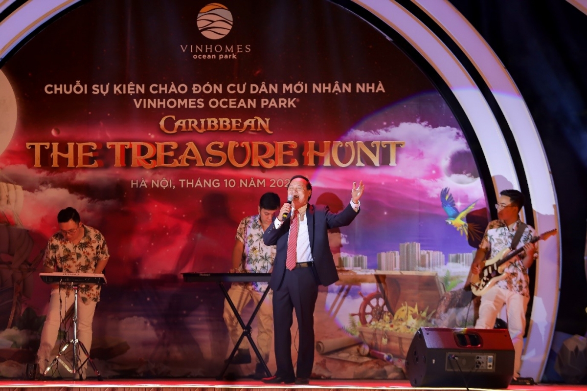 Tiết mục hát về tình yêu thành phố biển hồ do chính một nhạc sỹ là cư dân Vinhomes Ocean Park sáng tác và biểu diễn, mang đến nhiều cảm xúc cho khán giả.