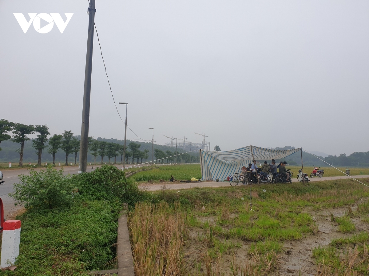 Người dân chặn xe chở rác vào khu xử lý Nam Sơn ngày 25/10.