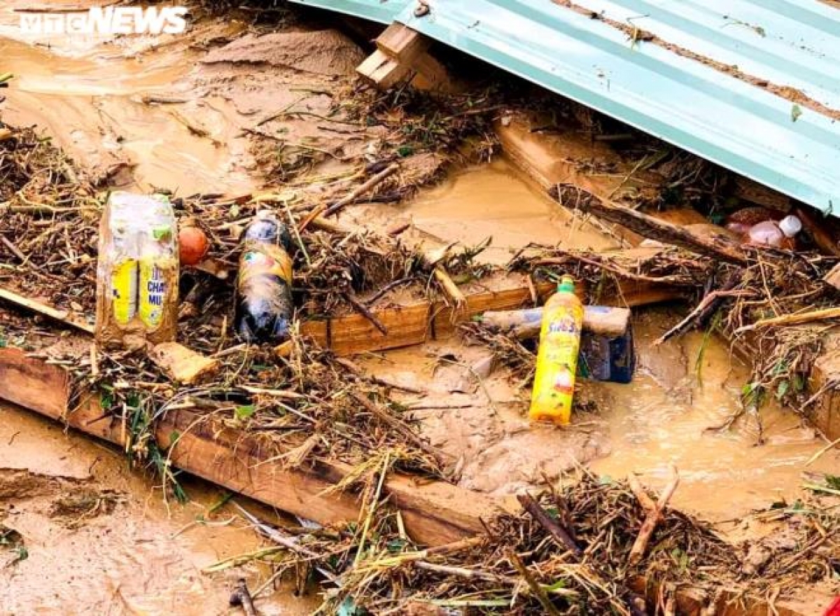 
Hiện tại, tuyến đường lên các xã vùng cao từ Phước Chánh đến Phước Lộc mới chỉ thông tuyến đến trung tâm xã Phước Công. Nhiều vị trí sạt lở nghiêm trọng khiến giao thông ách tắc, lực lượng cứu hộ cứu nạn dù đã được tăng cường song vẫn chưa thể tiếp cận được hiện trường vụ sạt lở.