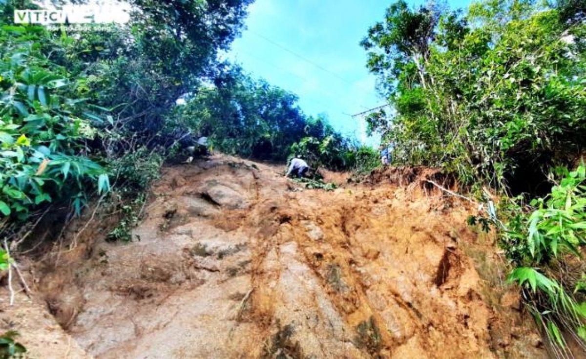 
Đường vào hiện trường Phước Lộc sạt lở khủng khiếp, dù cố gắng trèo đèo băng núi nhưng lực lượng chức năng vẫn không thể tiếp cận hiện trường. 