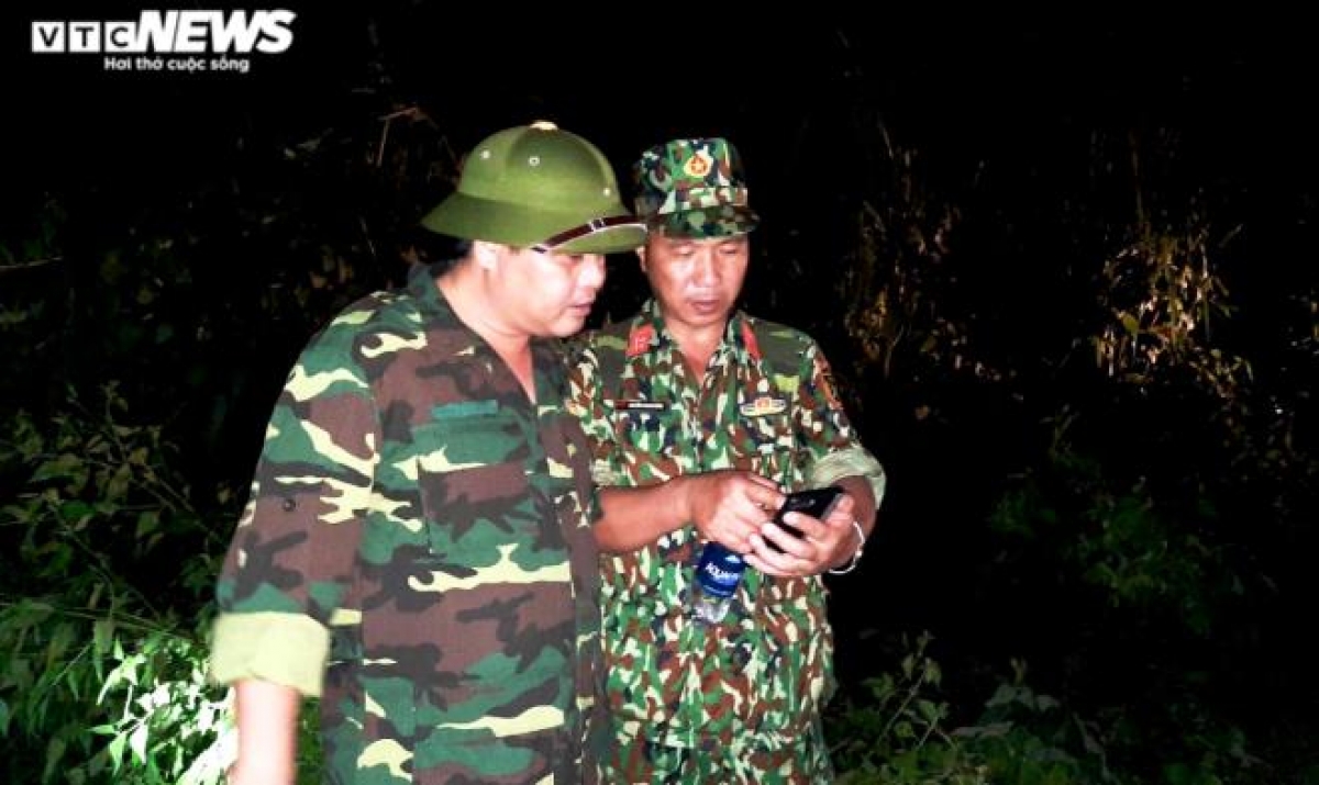 
Lực lượng tìm kiếm cứu nạn khảo sát địa hình tìm đường vào Phước Lộc. Tuy nhiên, đến sáng 31/10, điểm thông tuyến gần nhất để đến được hiện trường vẫn còn khoảng 50km nữa với hàng trăm điểm sạt lở, các phương tiện cơ giới cũng như lực lượng cứu hộ cứu nạn vẫn không thể di chuyển. Với thực tế này, phải mất nhiều ngày nữa mới có thể thông tuyến, tiếp cận hiện trường./.