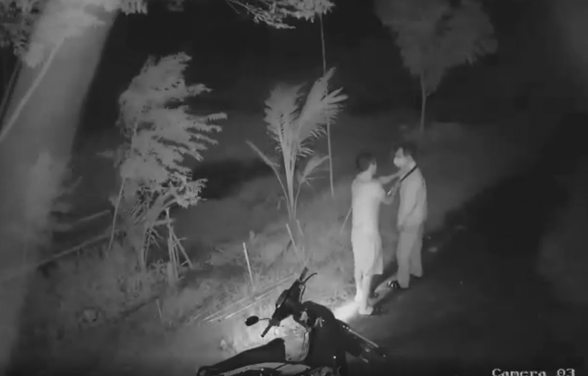 Hình ảnh ghi lại cảnh Hải dùng dao kè lên cổ ông T sau đó hành hung nạn nhân (ảnh cắt từ clip).