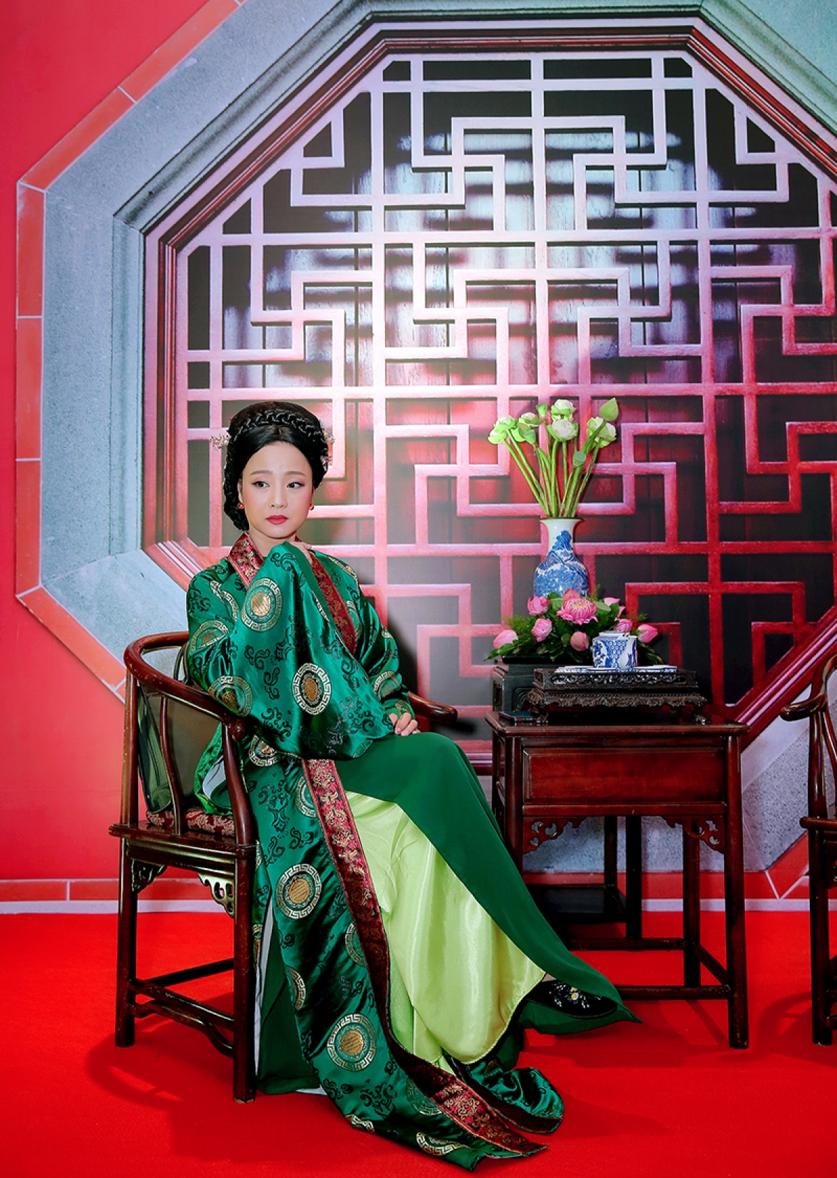 NSƯT Mỹ Duyên nhận được nhiều chú ý tại sự kiện ra mắt MV "Nỗi buồn đáy tim" được cảm tác trên tác phẩm "Truyện Kiều" (Nguyễn Du) của ca sĩ Sunny Đan Ngọc trong tạo hình cổ trang. Dù đã ở tuổi U50 nhưng Mỹ Duyên vẫn rất trẻ trung với làn da láng mịn.
