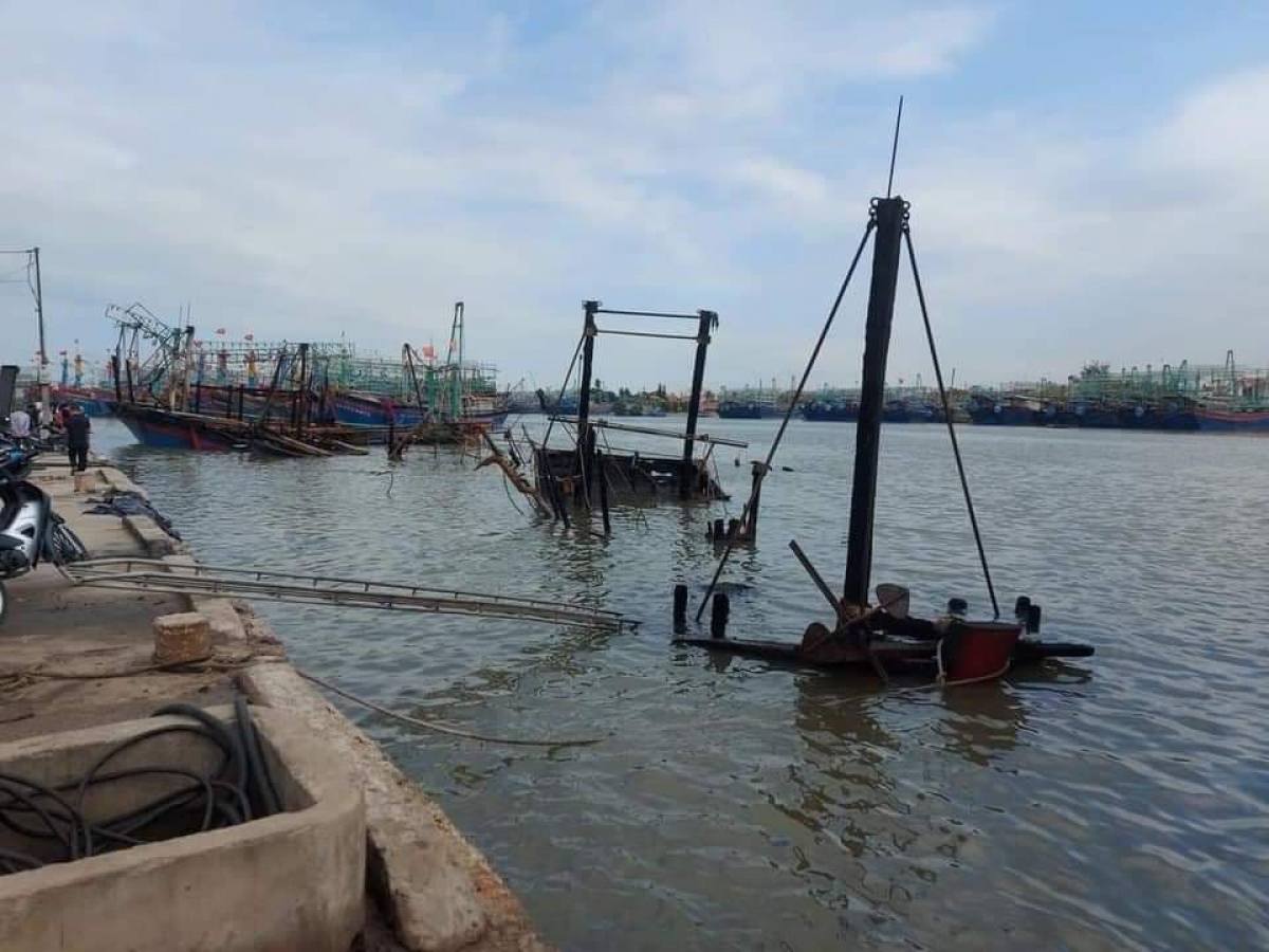 Cả 4 con tàu đã bị hư hỏng nghiêm trọng sau vụ hỏa hoạn.