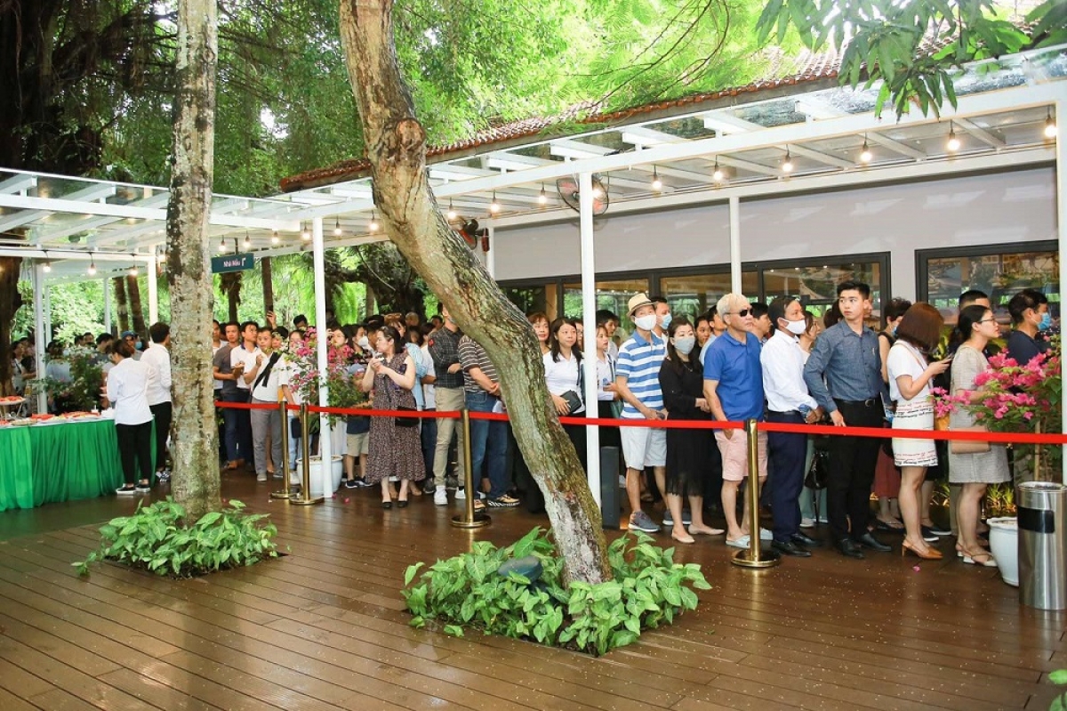 Anh An, cư dân tại Ecopark đưa 2 người bạn đi mua căn hộ Sky Oasis, xếp hàng từ 9h sáng tới 12h trưa mới tới lượt: “Nhà tôi trước ở phố cổ, cứ vài tuần lại đưa con về Ecopark dã ngoại. Sau tôi nghĩ, tại sao mình lại không đưa con về đây để con có một không gian sống thực sự tốt. Tới giờ, tôi thấy đây là lựa chọn đúng đắn. Bạn tôi đến nhà chơi, cũng mê luôn Ecopark, nên hôm nay tôi phải đưa bạn đi xếp hàng mua nhà về làm hàng xóm”.