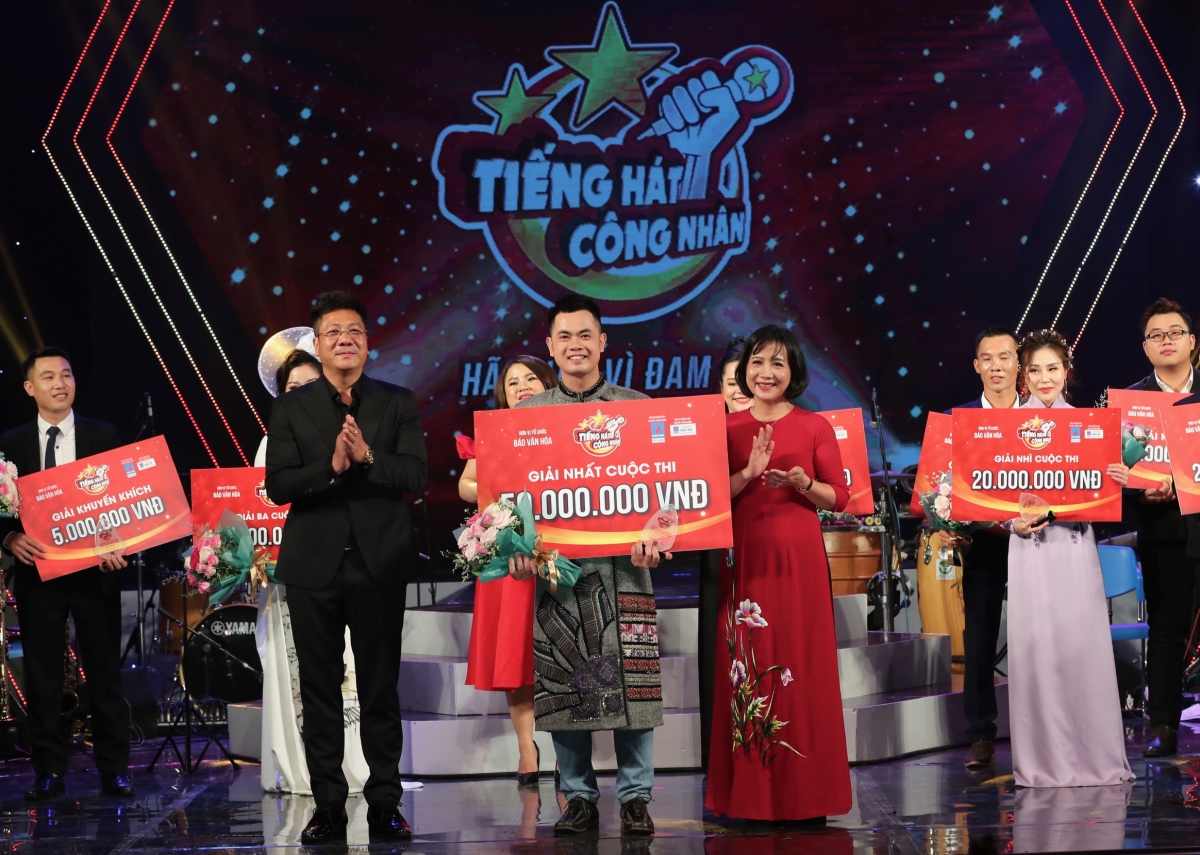 Thí sinh Trần Ngọc Đỉnh dành ngôi vị quán quân cuộc thi Tiếng hát công nhân mùa 2.