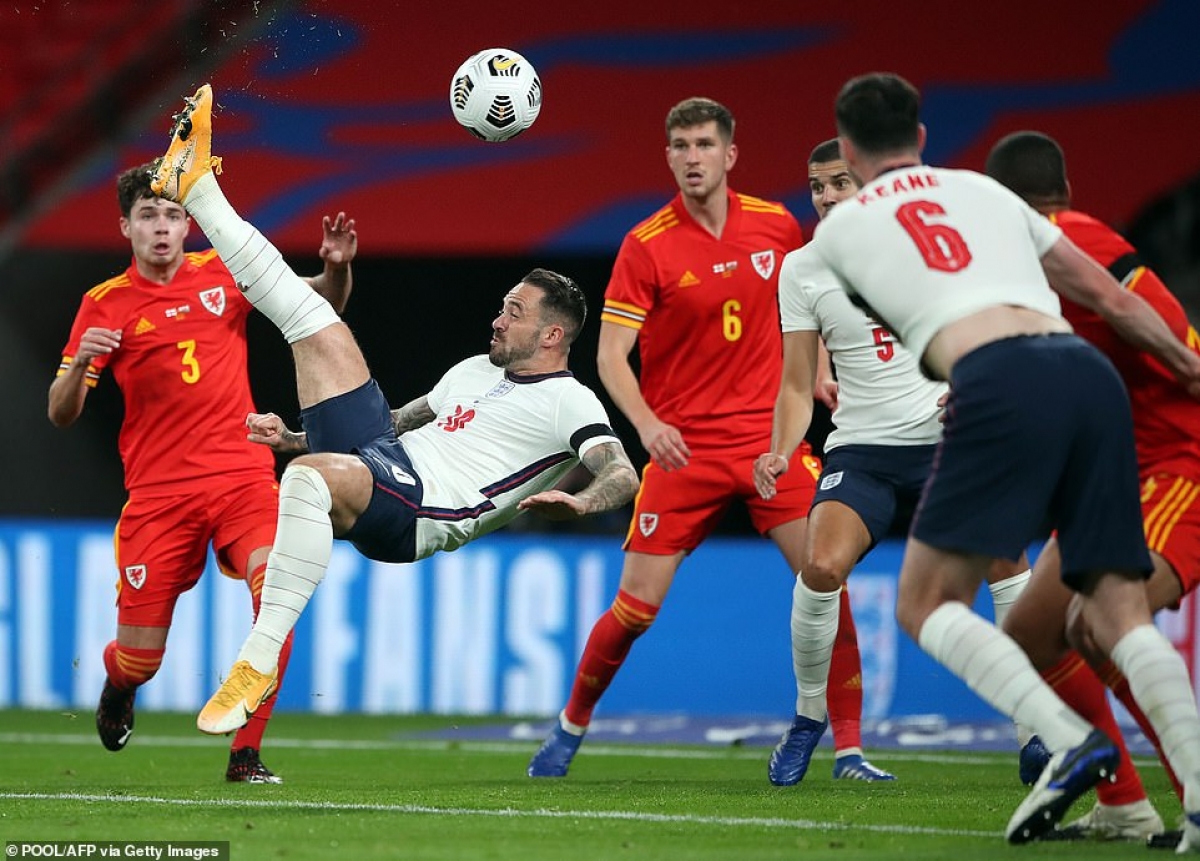 Danny Ings ghi bàn thắng rất đẹp mắt (Ảnh: Getty).