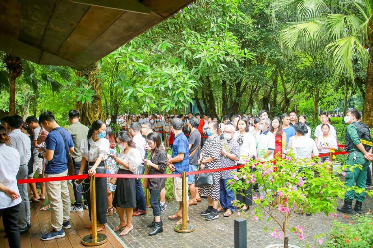 Sức nóng trong khu đô thị lên tới đỉnh điểm vào lúc 10h sáng, khi nhà mẫu Sky Oasis chính thức mở cửa. Tại thời điểm này, gần 2,000 khách xếp thành một hàng dài cả cây số trước sảnh bán hàng.