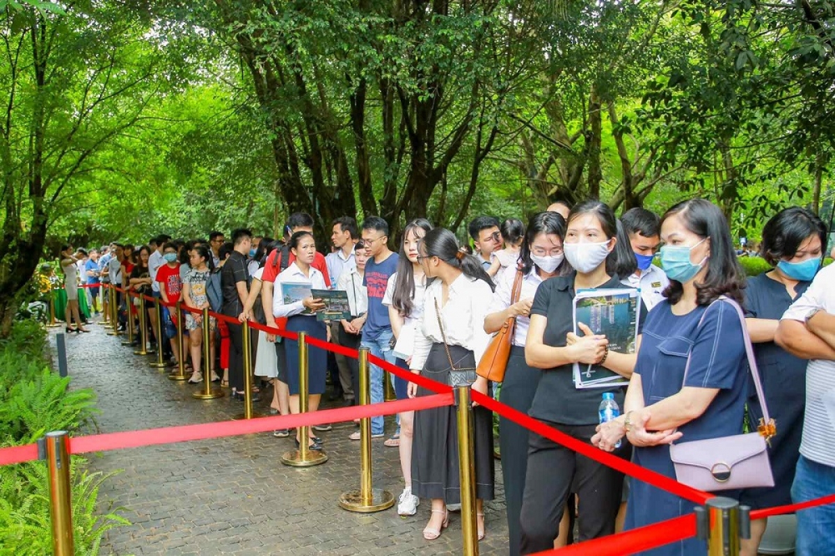 Có những khách phải xếp hàng từ sáng tới chiều mới tới lượt xem nhà mẫu. Theo đánh giá của Tổng Giám đốc một sàn bất động sản Hà Nội: “Đã 5 năm rồi, Hà Nội mới có một dự án bất động sản thu hút khách hàng đông đảo như Sky Oasis của Ecopark”.
