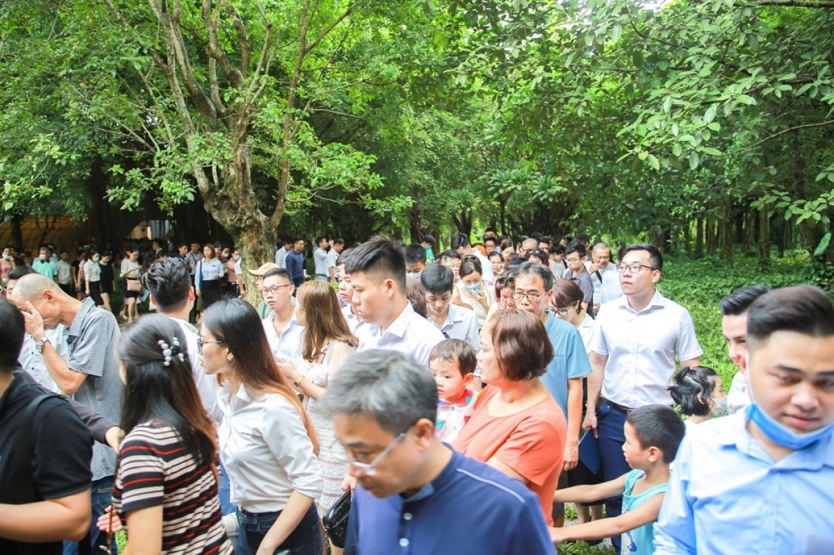 Chị Linh, một cư dân tại Ecopark xếp hàng 4 tiếng mới được vào xem nhà mẫu cho biết: “Chị mua thêm một căn hộ Sky Oasis để đón ba mẹ đang ở phố cổ về đây sống cùng. Từ ngày về Ecopark, nhịp sống của gia đình mình thay đổi hẳn, chồng mình bất ngờ vì mình không còn ngủ nướng, sáng nào cũng dậy sớm cùng chồng con chạy bộ ven hồ”.
