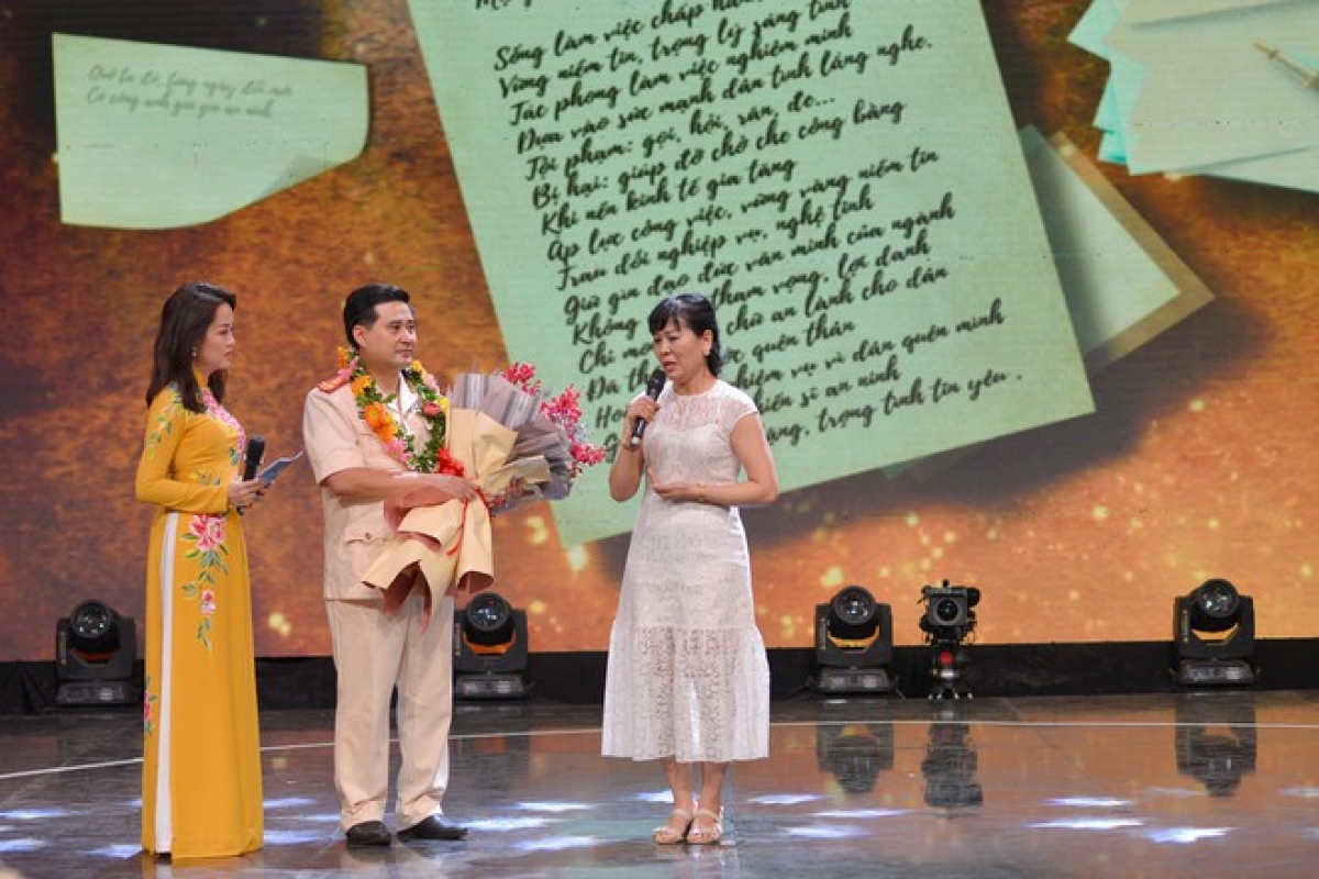 Hình ảnh Đại tá Lê Đức Hùng và người được anh giải cứu trong vụ khống chế con tin cướp tài sản và bài thơ xúc động được nạn nhân viết. (Ảnh An ninh Thủ đô)