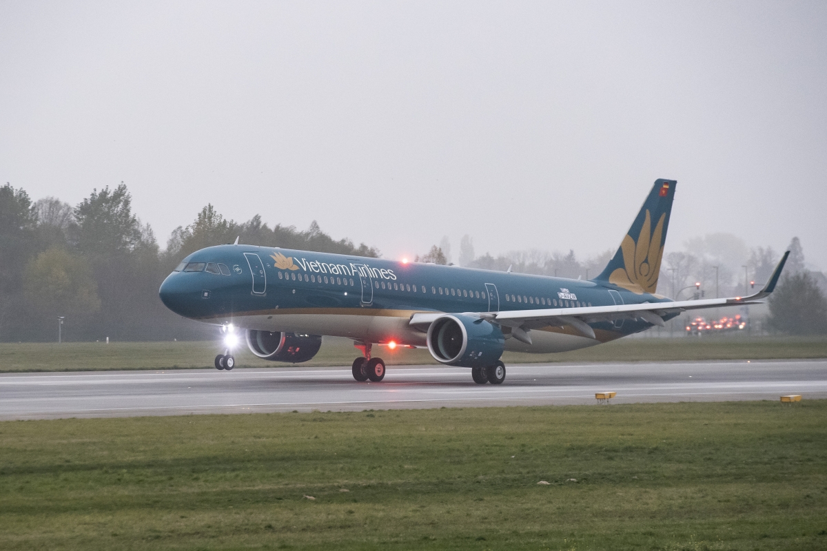 Vietnam Airlines và nhiều hãng bay phải điều chỉnh giờ bay sớm hơn nhằm tránh bão số 9 đổ bộ. 