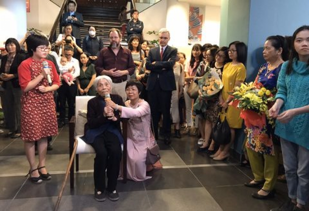 Họa sĩ Mộng Bích tại triển lãm "Đi giữa hai thế kỷ"