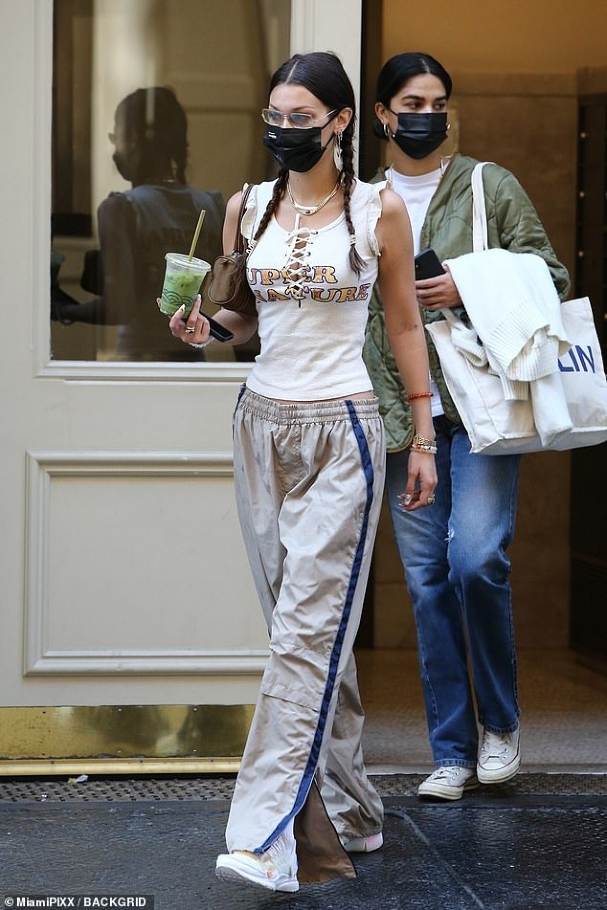 Bella Hadid tết tóc hai bên đi đến tiệm làm tóc ở New York sáng 6/10.