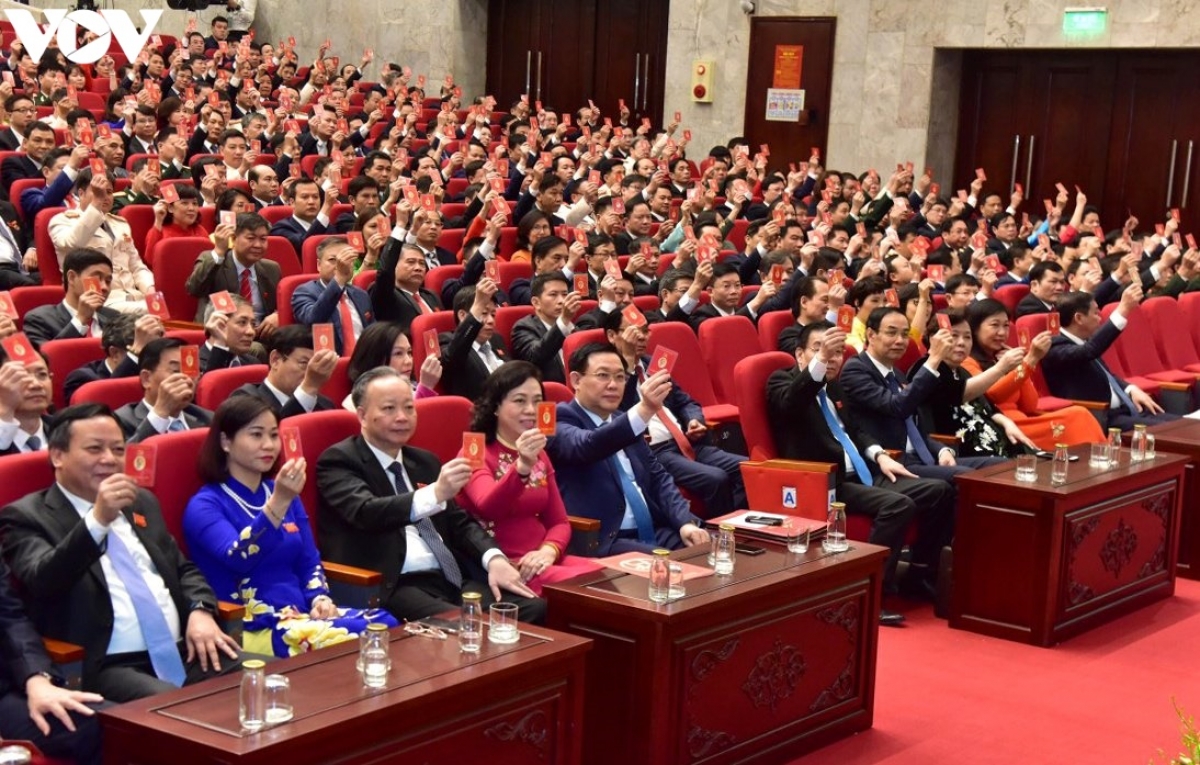 Các đại biểu tham gia biểu quyết.