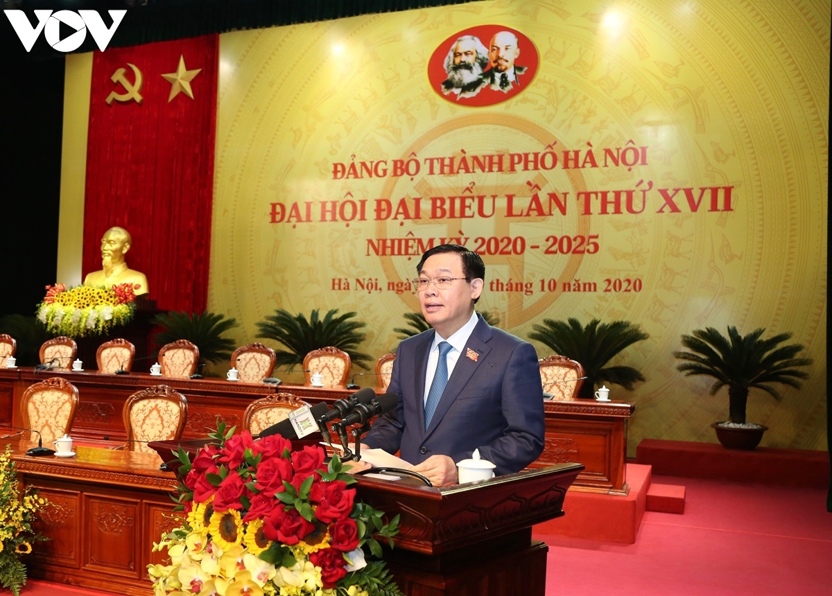 Bí thư Thành ủy Hà Nội Vương Đình Huệ phát biểu tại phiên trù bị. 
