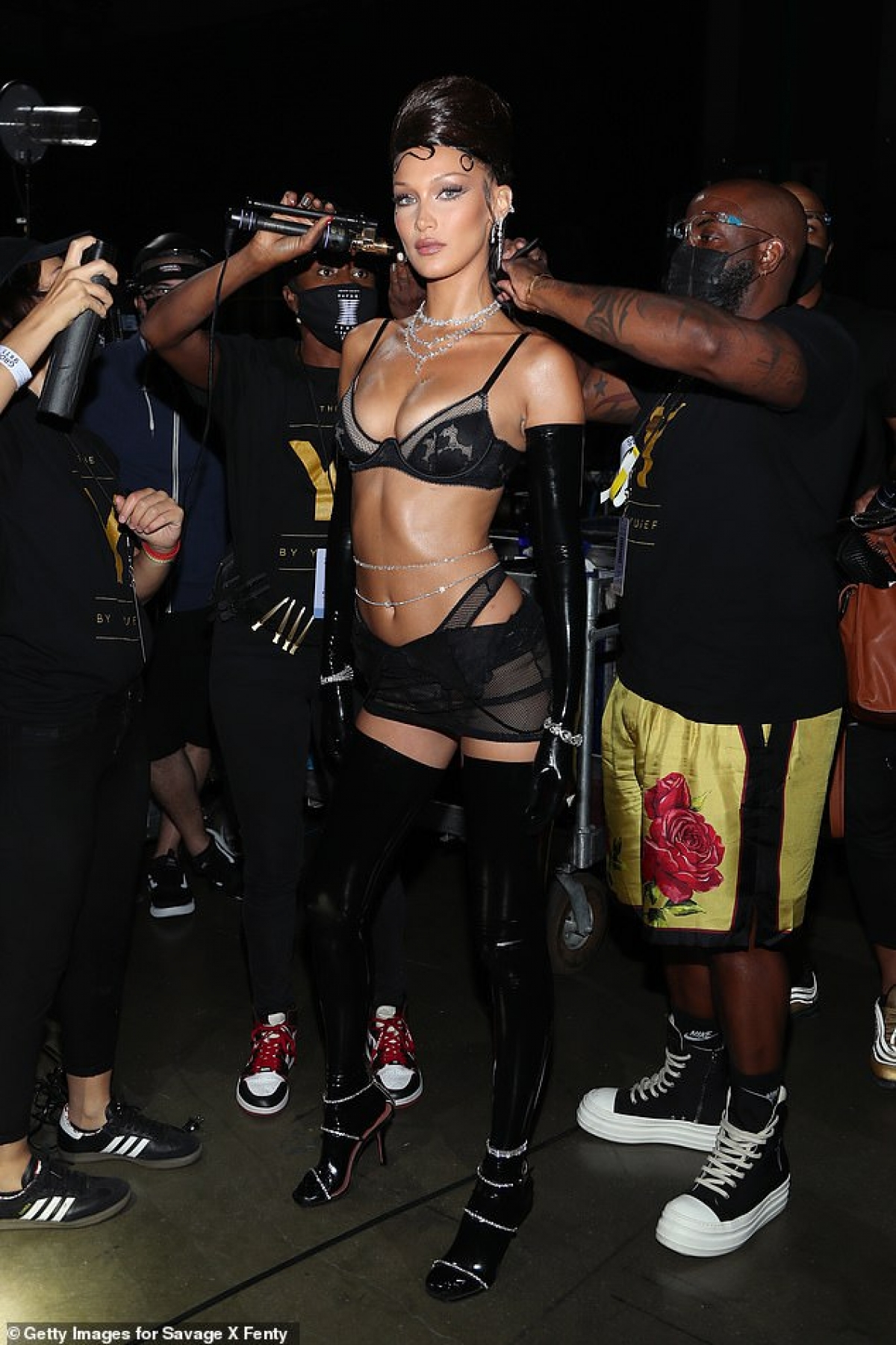 Cách đây không lâu, Bella Hadid vô tình chạm mặt tình cũ The Weeknd trong buổi tổng duyệt chương trình VMAs 2020. Dù đã chia tay nhưng mối quan hệ của Bella Hadid và The Weeknd vẫn rất tốt đẹp./.
