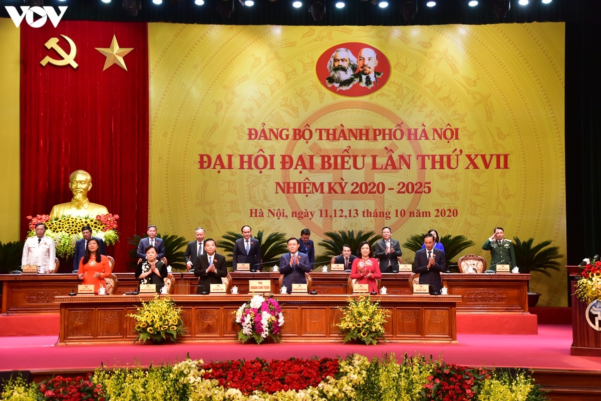 Đoàn Chủ tịch gồm 16 đồng chí. 