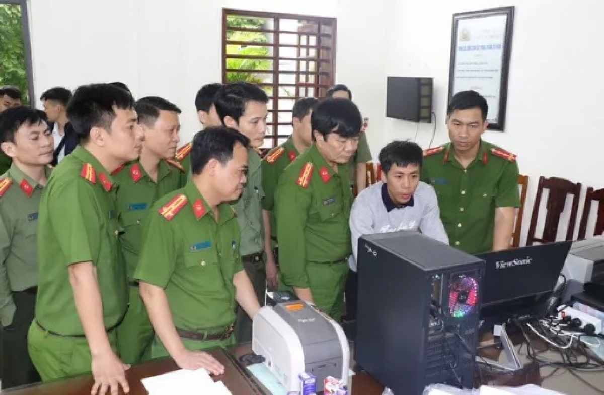 Đại tá Khương Duy Oanh, Thủ trưởng Cơ quan CSĐT, Phó giám đốc Công an tỉnh Thanh Hóa (thứ 3 hàng đầu từ phải qua), trực tiếp chỉ đạo phá án.