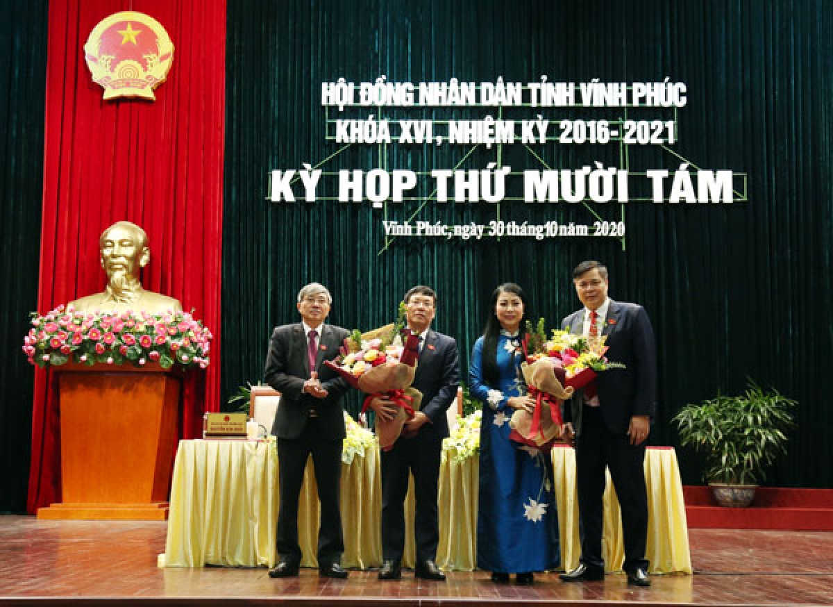 Thường trực HĐND tỉnh tặng hoa chúc mừng bà Hoàng Thị Thúy Lan và ông Lê Duy Thành. Ảnh: CTTĐT Vĩnh Phúc