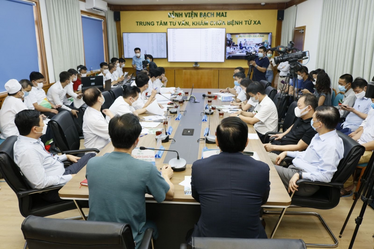 Các chuyên gia, bác sĩ của BV Bạch Mai hội chẩn ca bệnh với Bệnh viện đa khoa Sa Pa - Lào Cai. (Ảnh: Thế Anh)