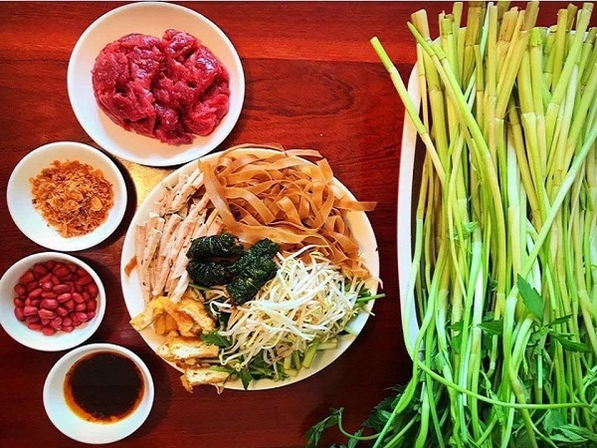 Nguyên liệu cần chuẩn bị để làm món bánh đa trộn.