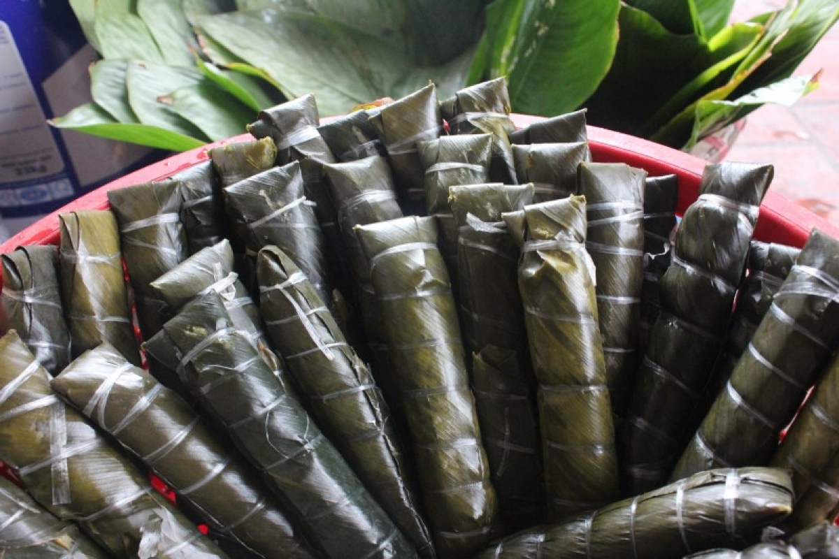 Bánh gio vớt ra để ráo (Ảnh báo Lao động Thủ đô)